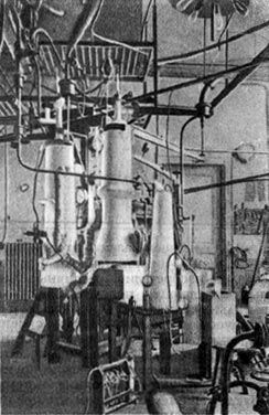 Рис. 42. Аппарат для сжижения гелия в лаборатории Камерлинг-Оннеса в Лейдене