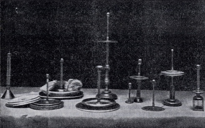 Приборы Вольты. Второй и третий приборы слева - первоначальная форма электрофоров, предложенная Вольтой. Последний прибор справа - конденсаторный электроскоп
