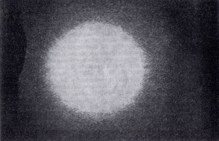 Первая фотография дифракции электронов, которую получили Дж. П. Томсон и А. Рид, направляя электроны на тонкую целлулоидную пленку. (Nature, 1927.) Световое пятно в центре окружено кольцами, напоминающими гало вокруг Солнца