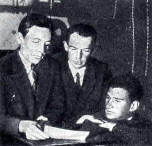 Справа налево: И. В. Курчатов, П. П. Кобеко и К. Д. Синельников в лаборатории ЛФТИ, 1927 г.