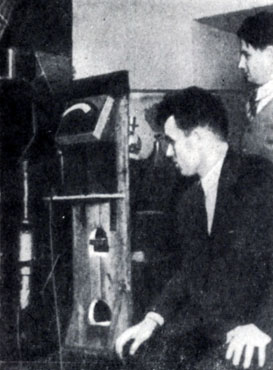 Профессор И. В. Курчатов с аспирантом М. Г. Мещеряковым за работой на первом советском циклотроне в Радиевом институте, 1936 г.