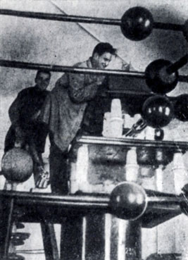 В лаборатории ЛФТИ, 1932 г.