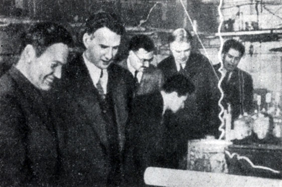 В лаборатории ЛФТИ. Слева направо: А. И. Лейпунский, И. В. Курчатов, В. А. Фок, Д. В. Скобельцын, Л. И. Русинов, И. И. Гуревич