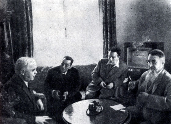 Академики (справа налево) И. В. Курчатов, А. И. Алиханов, Фредерик Жолио-Кюри и Д. В. Скобельцын, май 1958 г.
