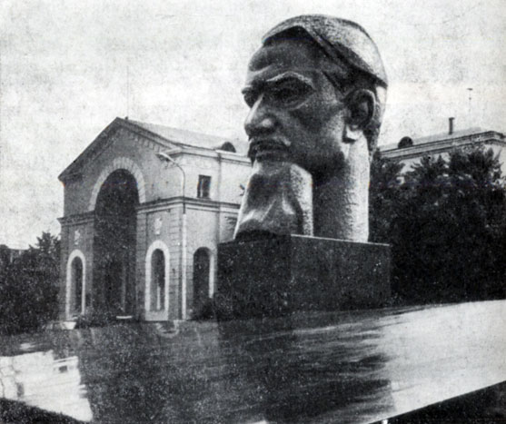 Памятник Игорю Васильевичу Курчатову, установлен в Москве 20 сентября 1971 г.
