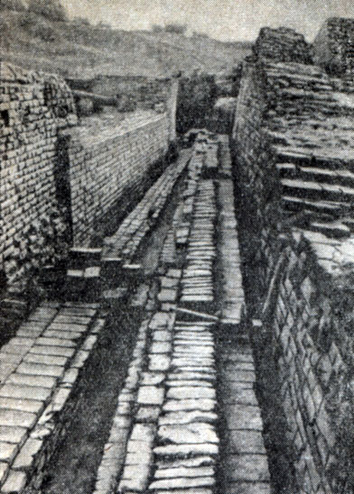 Рис. 1-24. Остатки водопровода в Мохенджо-Даро (Индия, III-II тысячелетия до н.э.)