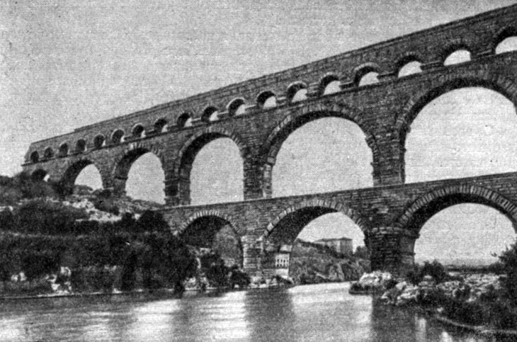 Рис. 1-25. Сохранившаяся часть древнего Римского акведука
