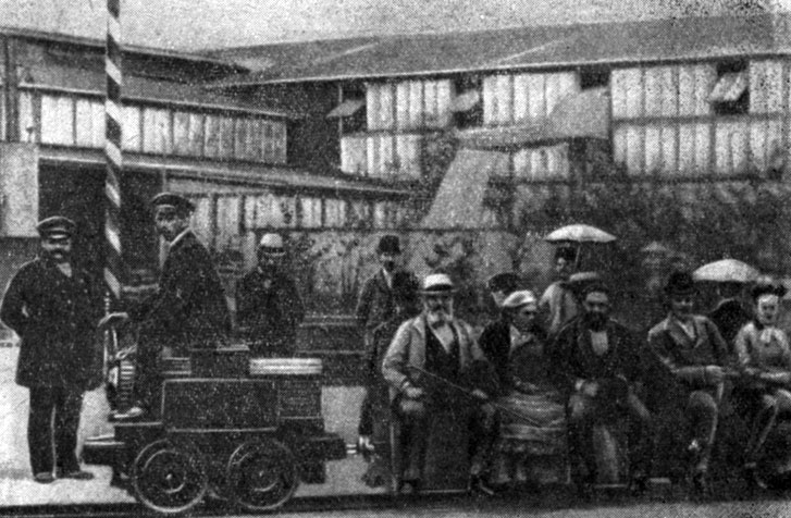 Рис. 6-7. Электрическая железная дорога В. Сименса (1879 г.)