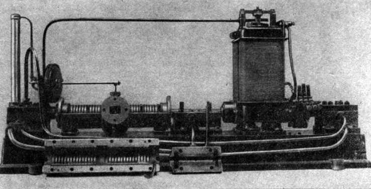 Рис. 6-17. Один из первых турбогенераторов Парсонса. Справа - электрогенератор с высокими электромагнитами; слева - турбина со снятой  крышкой'