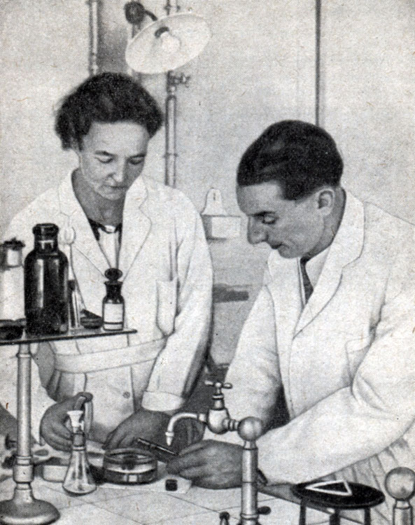 Ирэн и Фредерик Жолио-Кюри в лаборатории