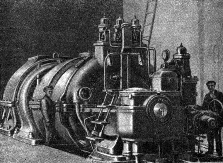 Рис. 7-7. Одна из первых паровых советских турбин мощностью ><i>3000 квт</i>