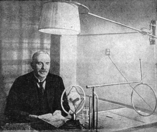 Резерфорд выступает перед радиослушателями (1935)
